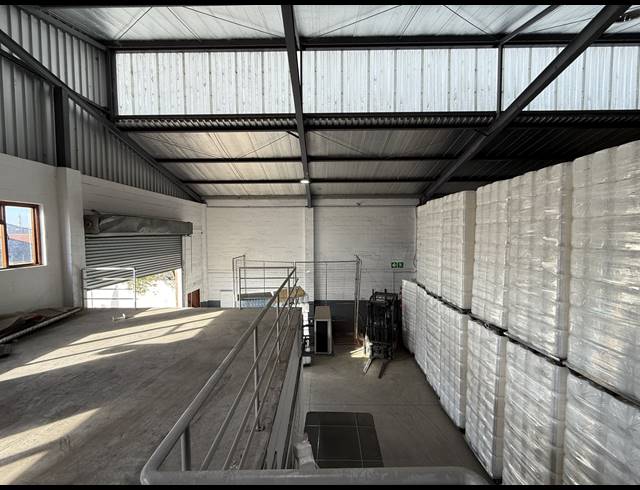 2,330M² WAREHOUSE TO LET IN RETREAT